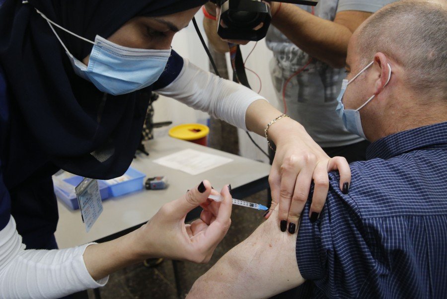 الفقراء يصابون أكثر ويتطعمون أقل: نسبة تطعيم منخفضة في المجتمع العربي