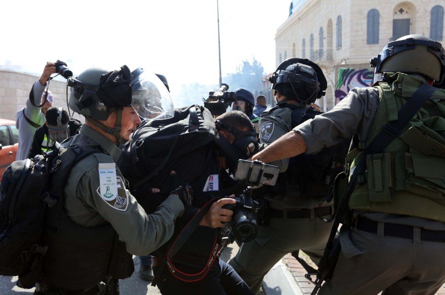 نقابة الصحفيين الفلسطينيين ترصد 902 انتهاك لقوات الاحتلال ضد الصحفيين في العام المنصرم