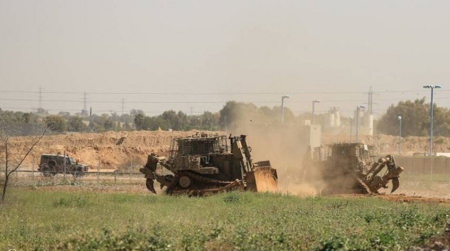 توغل وأعمال تجريف لجرافات ودبابات الاحتلال وسط قطاع غزة
