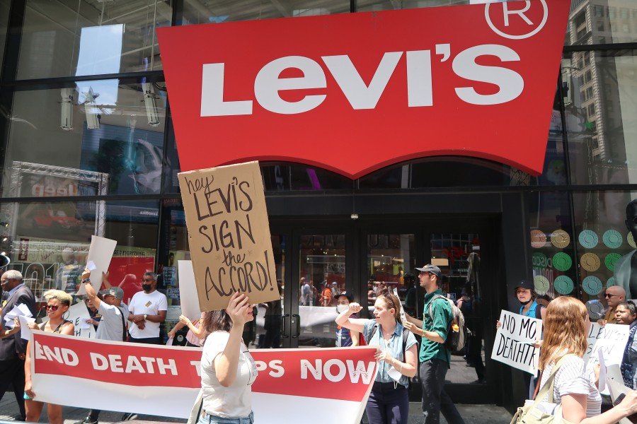 مطالبة شركة "ليفايس"(Levi's)  بالتوقيع على اتفاقية السلامة والصحة المهنية